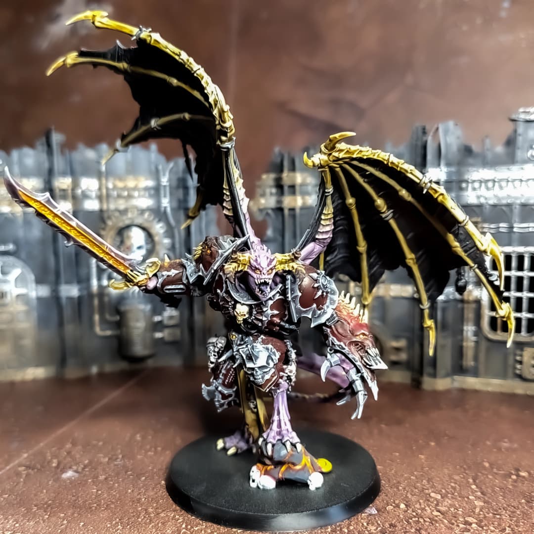 A picture of a Daemon Prince painted with high-end techniques.