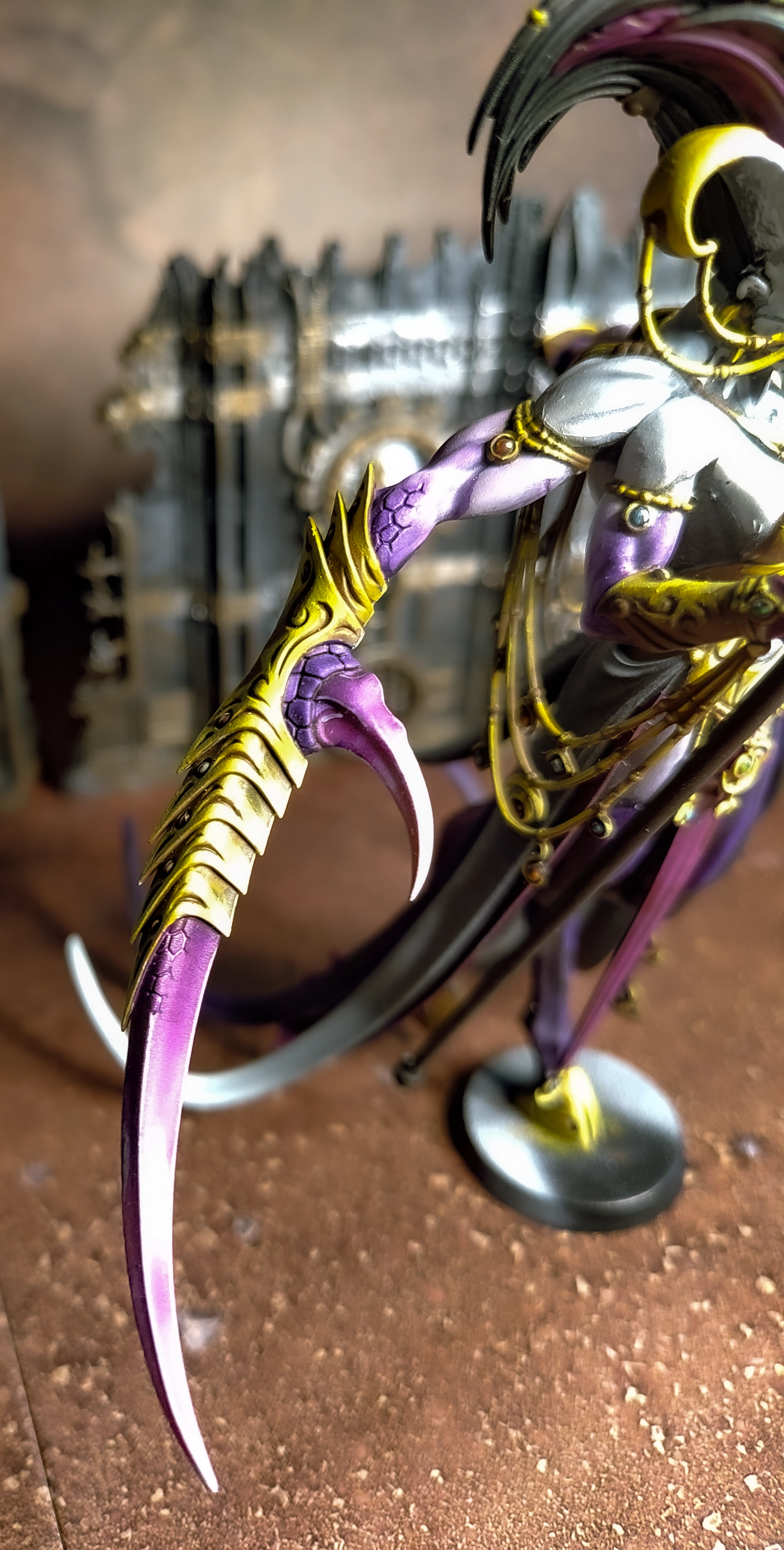 A detail shot of a Keeper of Secrets' claw painted in non-metallic metal gold. High-end Tier.